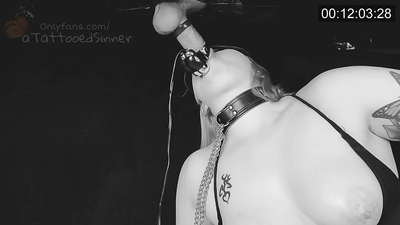 Лепа девојка са савршеним сисама на славној рупи